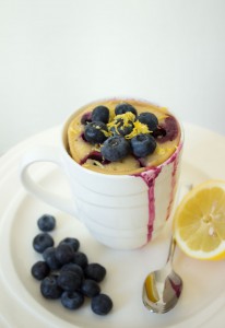 Recept: Vanille mug-cake met bosbessen en citroen